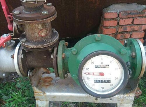 輸油管道流量計現(xiàn)場安裝使用圖